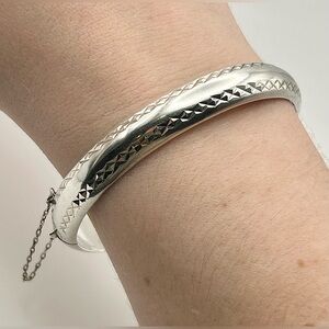 925 Sterling Silver Hollow Hinged Bangle Bracelet with Etched Diamond-Cut Design